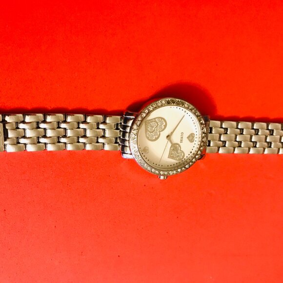 Guess Crystal Hearts Ladies Silver Tone Bracelet Watch Wrist Size 6" - Picture 2 of 5